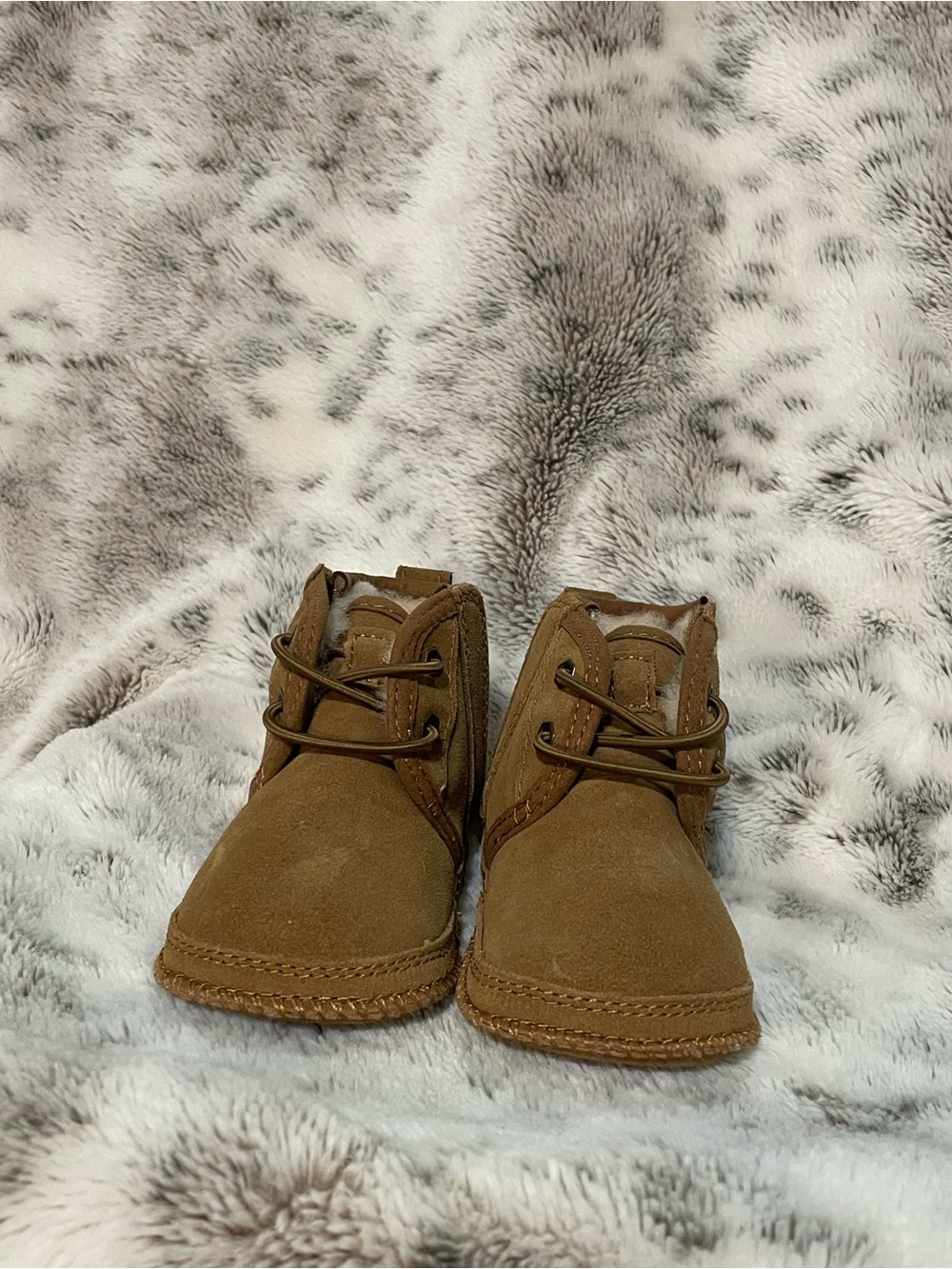 UGG Infant unisex Chestnut Suede Lace-Up Boots